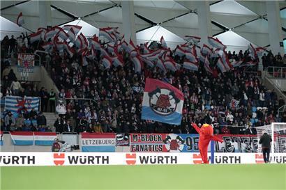 Die Stimmungsmacher haben das komplette Material für ihre letzte Auswärtsfahrt des Jahres eingepackt
