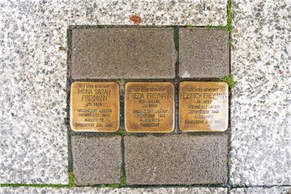 Die Stolpersteine erinnern an Frieda Freymann und ihre Kinder Minna Sarah und Heinrich
