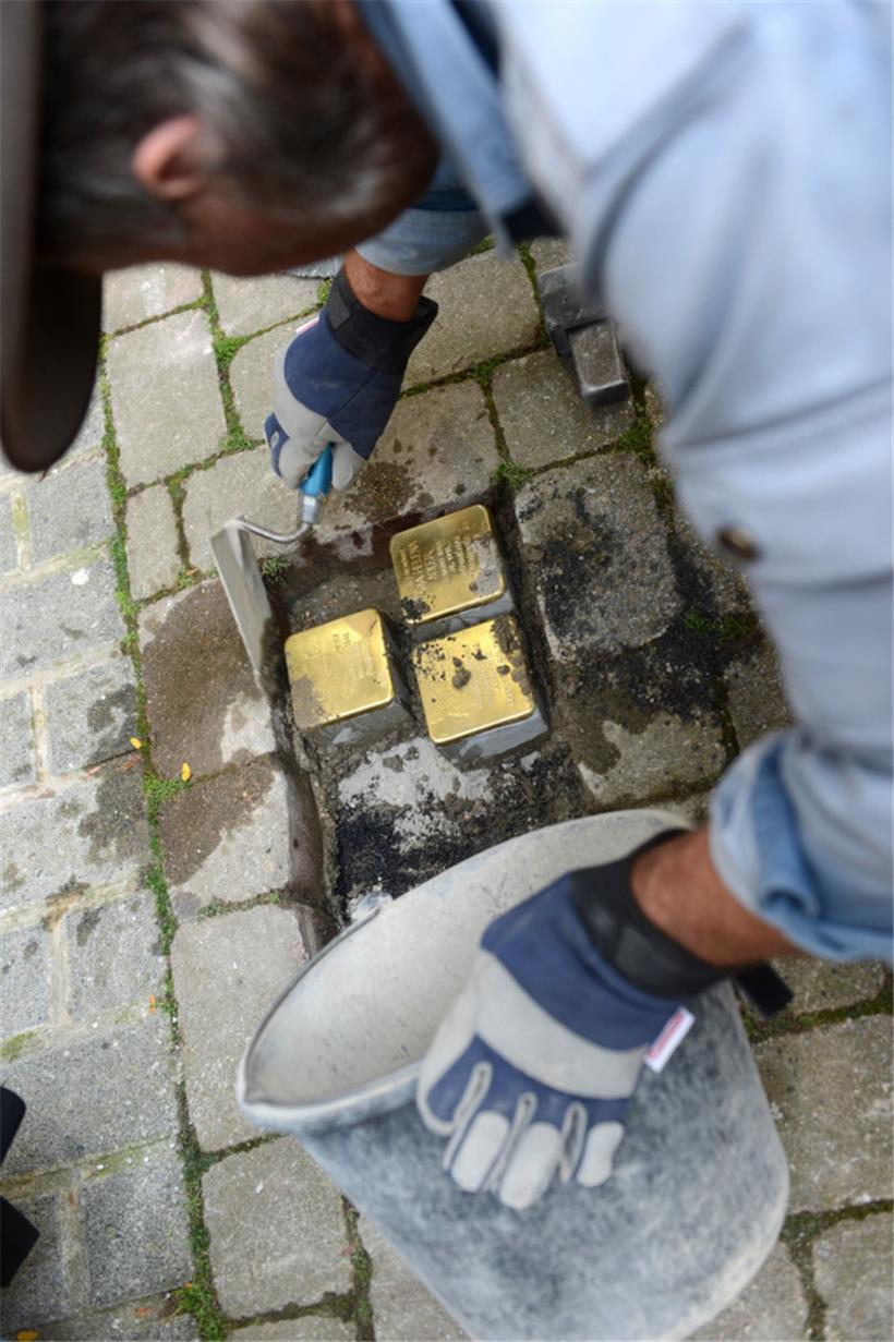 Die Stolpersteine für die Familie Adler wurden 2013 vom Künstler Gunter Demnig eingesetzt
