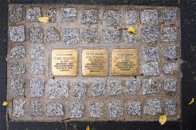 Die Stolpersteine von Tobias, Anna und Sophie Schlang
