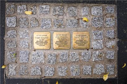 Die Stolpersteine von Tobias, Anna und Sophie Schlang
