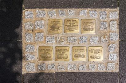 Die Stolpersteine von Henri, Sophie, Albert, Arno, Rosa, Ruth und Flora Feiner-Bobrowsky
