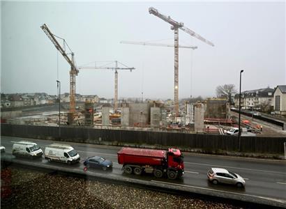 Die Straße vor dem neuen Cactus-Supermarkt wird für den Verkehr geschlossen
