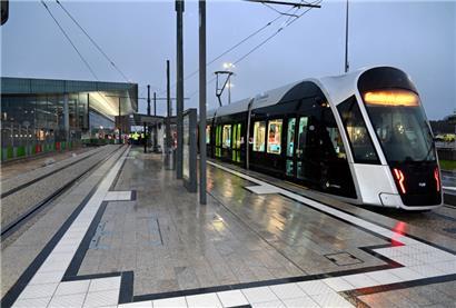 Die Straßenbahn an ihrer neuen Endstation beim Flughafen
