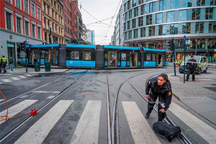 Die Straßenbahn auf der Kreuzung in Oslo
