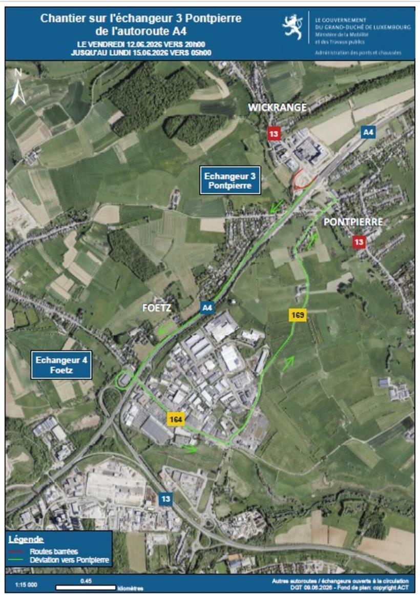 Straßenbauverwaltung weist auf Umleitung wegen Bauarbeiten mit Hinweisschildern auf einer Straßensperrung hin
