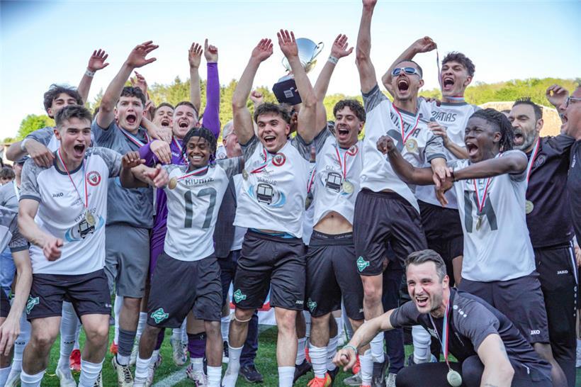 Die Strassener Fußballer bejubeln ihren Finalsieg
