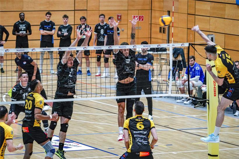 Die Strassener Volleyballer haben das erste Finalspiel gegen Bartringen gewonnen

