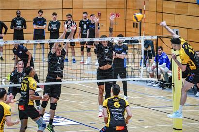 Die Strassener Volleyballer haben das erste Finalspiel gegen Bartringen gewonnen
