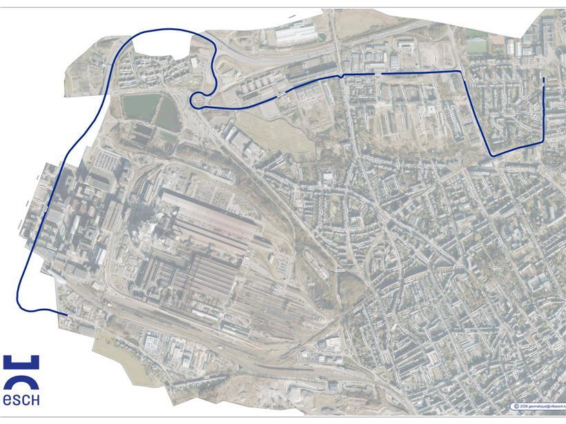 Dampflok auf Schienenstrecke am Samstag bei sonnigem Wetter unterwegs