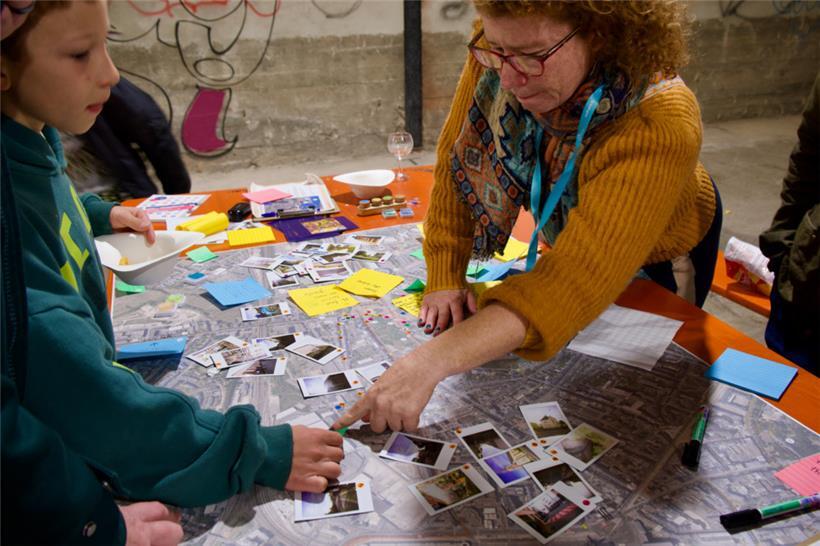 Die Studenten der Uni erstellen anhand der Kommentare und Fotos der Teilnehmer e...