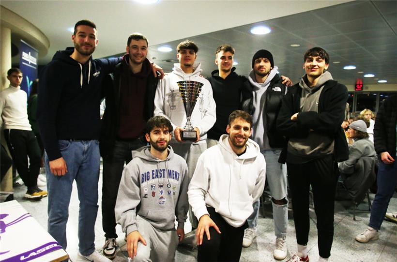 Die Studenten der Vereinigung LSL mit der Basketball-Siegertrophäe