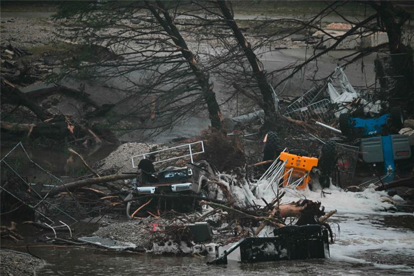 Die Sturzflut hat Bäume gebrochen und Fahrzeuge umgeworfen