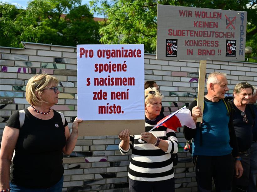 Sudetendeutsche protestieren in Brno, Tschechien, Symbol für ungelöste Konflikte und historische Spannungen