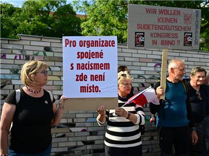 Sudetendeutsche protestieren in Brno, Tschechien, Symbol für ungelöste Konflikte und historische Spannungen