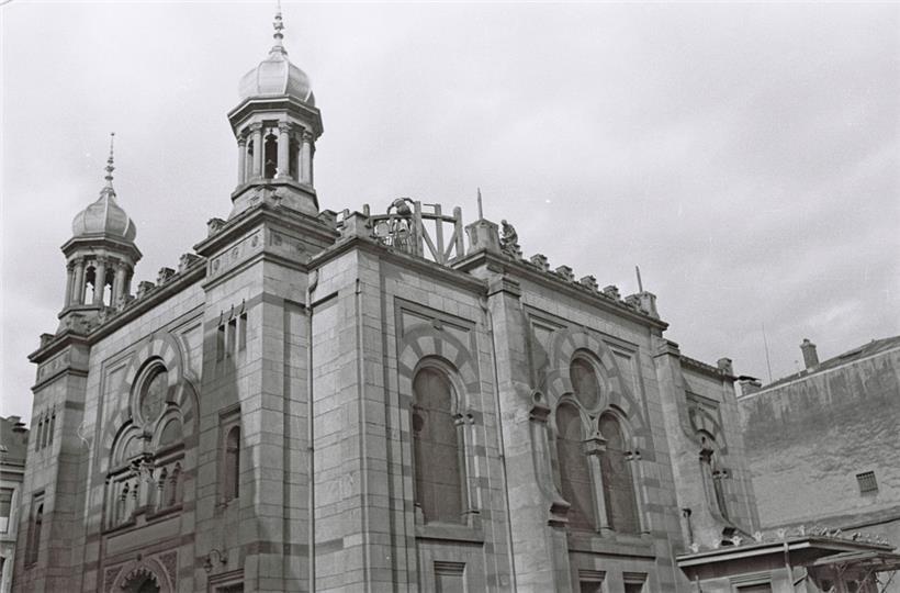 Die Synagoge wurde von August bis Oktober 1941 auf Anordnung der Besatzungsmacht durch die Baufirma Lucius Stein um Stein abgebaut
