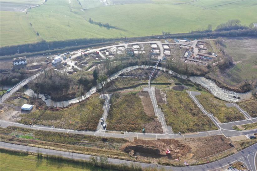 Die Syr trennt die zwei Teile des neuen Viertels „An der Schmëtt“, eine Brücke f...