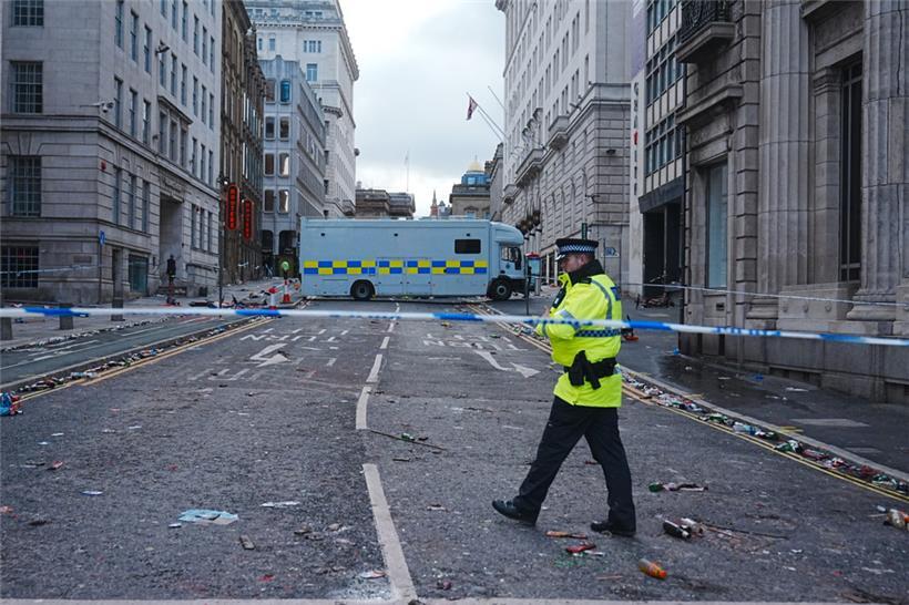 Die Szene in der Water Street in der Nähe des Liver Building im Stadtzentrum von Liverpool, nachdem ein 53-jähriger weißer Brite festgenommen wurde, als ein Auto während der Siegesparade des FC Liverpool in eine Menschenmenge gerast war
