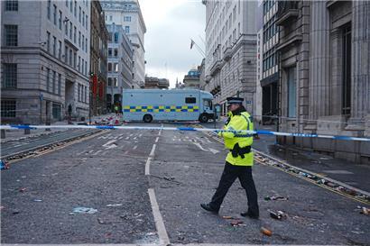 Die Szene in der Water Street in der Nähe des Liver Building im Stadtzentrum von Liverpool, nachdem ein 53-jähriger weißer Brite festgenommen wurde, als ein Auto während der Siegesparade des FC Liverpool in eine Menschenmenge gerast war
