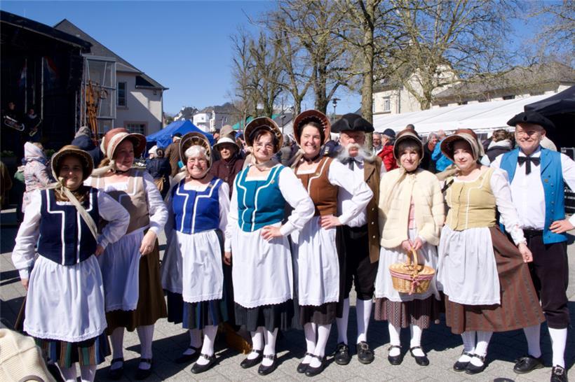 Die Tänzerinnen und Tänzer des Vereins „Vallée des Sept Châteaux“ bringen folkloristische Tradition auf die Bühne des „Fierkelsmaart“
