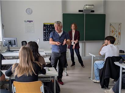 Journalisten Marco Goetz und Lisa Goedert erklären Schülern in Grevenmacher die Grundlagen des Journalismus und digitale Chancen