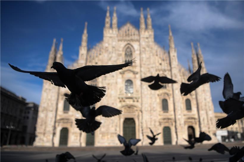 Die Tauben haben schon seit Wochen die Mailänder Piazza del Duomo ganz für sich
