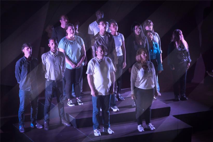 Die Teilnehmenden von „pOpera“ in Aktion – mit Ahmed Kassem in der ersten Reihe (Mitte)
