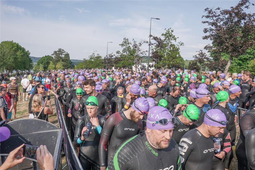 Die Teilnehmer tummelten sich vor dem Start an der Mosel
