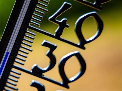Steigende Temperaturen im Sommer, warme Wetterentwicklung mit Sonnenschein und wolkenlosem Himmel