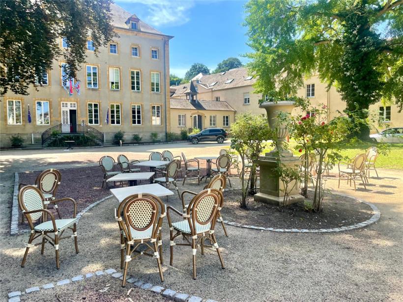 Die Terrasse im Biergarten lädt zum Verweilen ein
