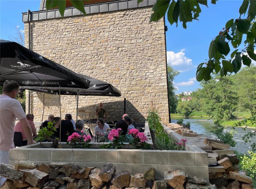 Die Terrasse zwischen Radweg und Fluss lädt zum Verweilen ein