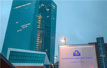 Die Teuerung im Euroraum hält sich auf hohem Niveau. Immer deutlicher werden die Forderungen an die EZB, gegenzusteuern. 
