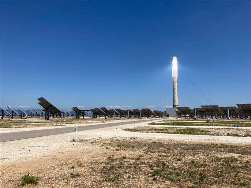 Die Thermosolaranlage „Gemasolar“ mit ihrem 140 Meter hohen „Leuchtturm“
