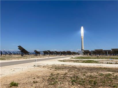 Die Thermosolaranlage „Gemasolar“ mit ihrem 140 Meter hohen „Leuchtturm“
