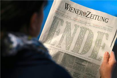 Die Titelseite der „Wiener Zeitung“ vom Freitag – gefüllt ist das „Ende“ mit den Namen jener Abgeordneten, die den Tod der WZ besiegelten
