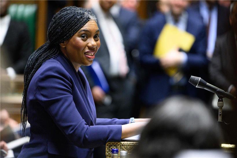 Tory-Chefin Kemi Badenoch kritisiert Keir Starmer Regierung mit Social-Media-Verbot für Jugendliche