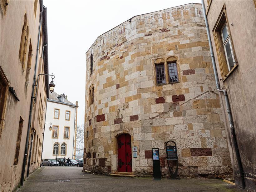 Tour aux Puces in Thionville, mittelalterlicher Bergfried aus dem 11. bis 12. Jahrhundert, historische Sehenswürdigkeit Frankreich
