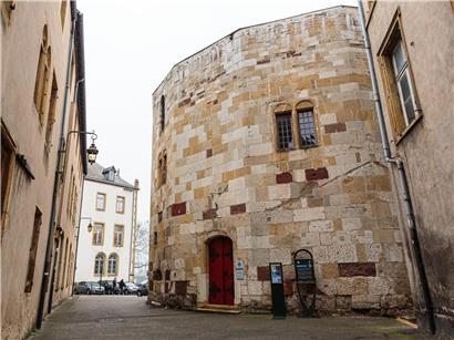 Tour aux Puces in Thionville, mittelalterlicher Bergfried aus dem 11. bis 12. Jahrhundert, historische Sehenswürdigkeit Frankreich