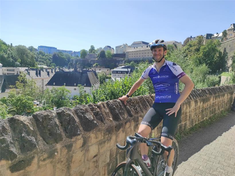 Die Tour führt entlang der Alzette durch Luxemburg-Stadt – eine traumhafte Kulisse. Dan kann sich ein Grinsen nicht verkneifen.
