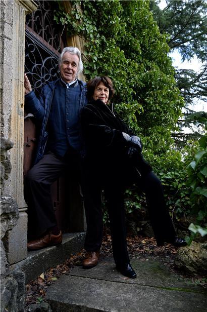 Die „Tourist Guides“ Ghislaine Derrien und Felix Reinarz beim alten Schlossturm in Schengen: „Wir sind nicht gerade ein Beispiel für ein stabiles Leben“, sagen beide
