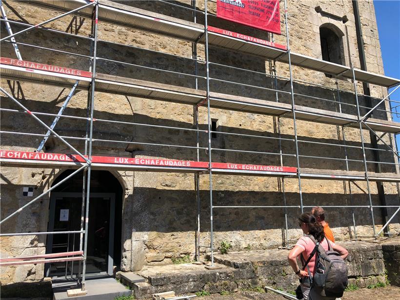 Die Touristen wunderten sich über das Gerüst am Kriechinger Haus
