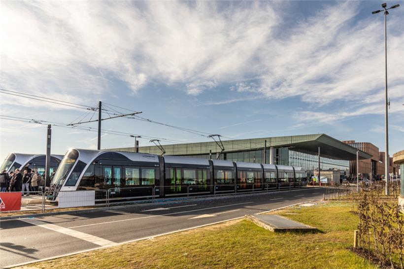 Die Tram-Linie 1 fährt ab sofort bis zum Flughafen
