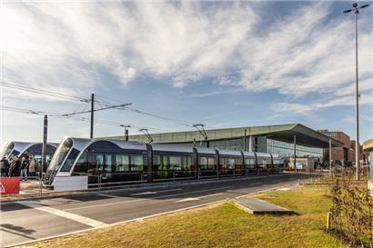 Die Tram-Linie 1 fährt ab sofort bis zum Flughafen
