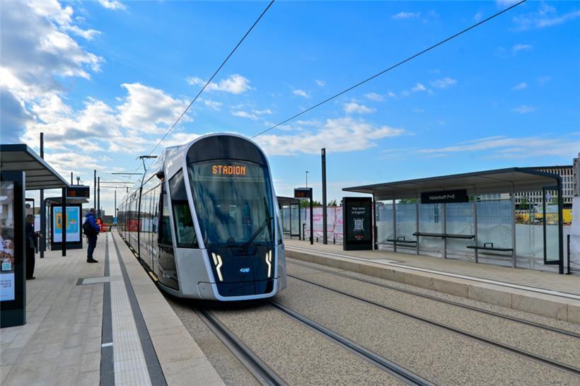 Die Tram fährt direkt neben dem Parkplatz ab
