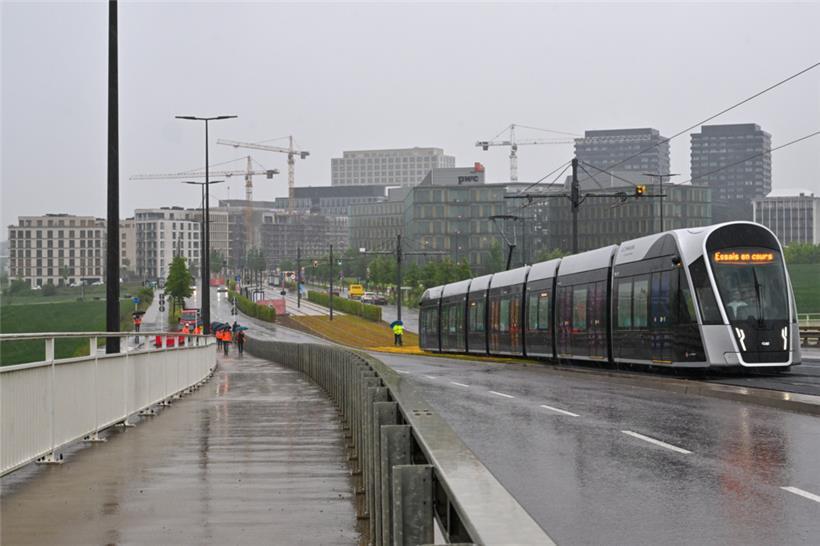 Die Tram fährt über die Autobahn in Richtung Endstation P+R Cloche d’Or
