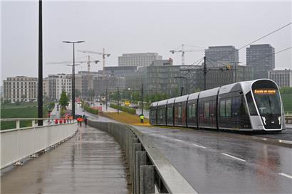 Die Tram fährt über die Autobahn in Richtung Endstation P+R Cloche d’Or
