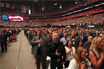 Die Trauerfeier für den rechtsextremen Aktivisten Charlie Kirk hatte etwas von einer Heiligsprechung
