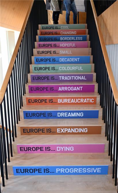 Die Treppe zu den Räumen der Ausstellung „Pure Europe“ gibt einen Vorgeschmack darauf, was die Besucher erwartet. 
