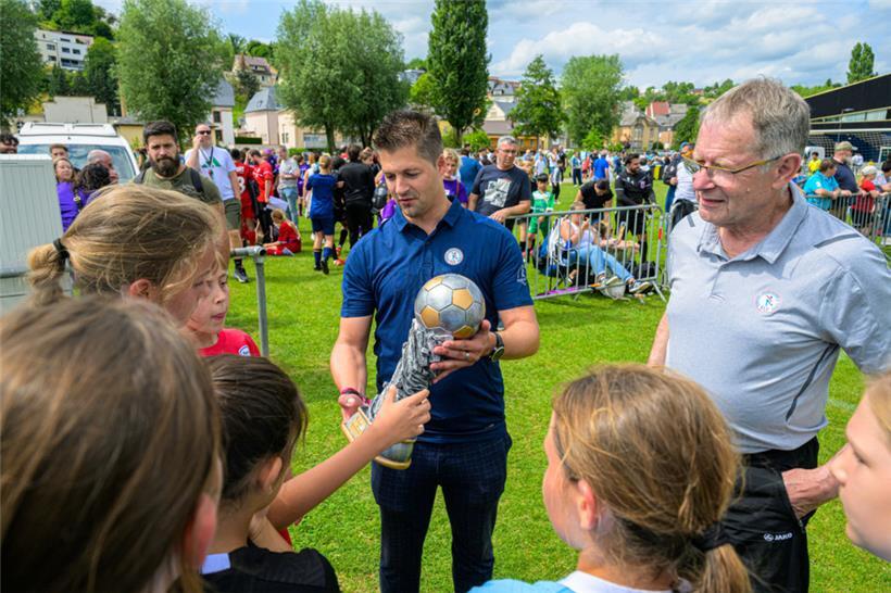 Die Trophäen wurden von Christian Weis (l.) und Erny Decker überreicht