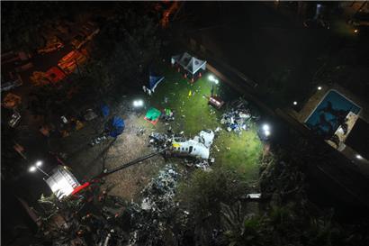 Die Trümmer an der Absturzstelle eines Flugzeugs mit 61 Menschen an Bord im brasilianischen Bundesstaat Sao Paulo am frühen Samstag
